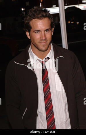 LOS ANGELES, Ca. März 23, 2005: Schauspieler Ryan Reynolds an der US-Premiere von Miss Congeniality 2 - Bewaffnet und fabelhaft, im Grauman Chinese Theater, Hollywood. © 2005 Paul Smith/Featureflash Stockfoto