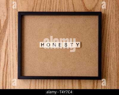 EHRLICHKEIT Wortblock auf Holz Hintergrund. Stockfoto