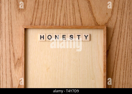 EHRLICHKEIT Wortblock auf Holz Hintergrund. Stockfoto