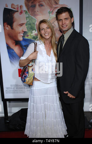 LOS ANGELES, Ca. 29. April 2005: Schauspielerin CATHERINE OXENBERG & Ehemann Schauspieler Casper Van Dien am Los Angeles Premiere von Monster in Law. © 2005 Paul Smith/Featureflash Stockfoto