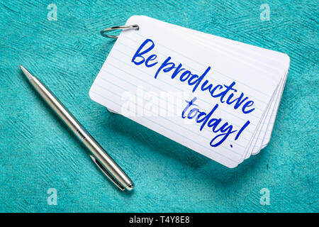 Produktiver sein heute Erinnerung - Handschrift auf einen Stapel Karteikarten mit einer Tasse Kaffee und einem Stift gegen strukturierte Rinde Papier Stockfoto