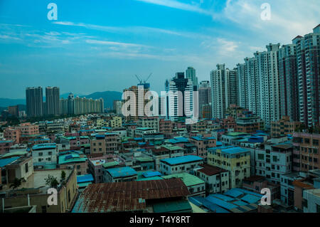 Ansicht des Gehäuses in Futian District, Shenzhen Gangxia von Norden nach Süden in Richtung der Hügel von Hong Kong. Stockfoto