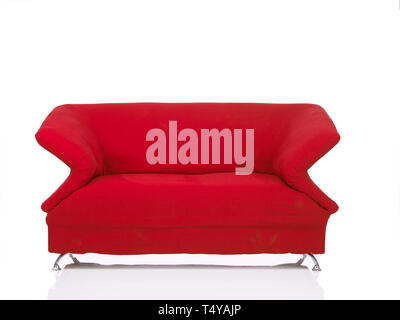 Noch immer LEBEN VON EINEM ROTEN SOFA auf weißem Hintergrund Stockfoto