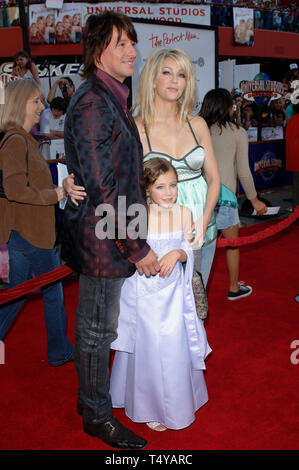 LOS ANGELES, Ca. Juni 13, 2005: Schauspielerin Heather Locklear & Ehemann Richie Sambora & Tochter AVA ELIZABETH bei der Weltpremiere ihres neuen Films der perfekte Mann, in den Universal Studios in Hollywood. © 2005 Paul Smith/Featureflash Stockfoto