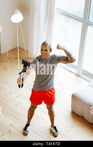 Blick von oben auf die Sportsman Holding selfie Stick und Foto Stockfoto