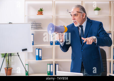 Im Alter von männlichen Mitarbeiter im Büro Stockfoto