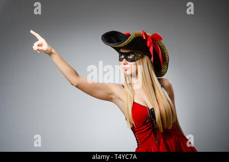 Frau im Piraten-Kostüm - Halloween-Konzept Stockfoto