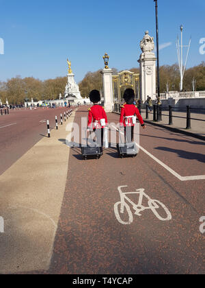 London, Großbritannien, 14. April, 2019. Zwei Männer der Queen's Guard kommenden Palast mit Ihrem Gepäck zum Buckingham Stockfoto