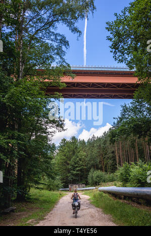 Viadukt von Trasa Kwiatkowskiego Autobahn verbindet den Hafen von Gdynia Stadt Dreistadt Beltway, Polen. Blick von der Dreistadt Landschaftspark Stockfoto
