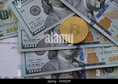 Golden Bitcoins auf US-Dollar. Digitale Währung close-up. Crypto Währung Ansicht von oben. Echten Münzen von bitcoin auf Banknoten von einhundert Dollar. Exchang Stockfoto