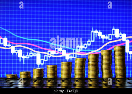 Die Leiter in die Fülle der goldenen Münzen auf Forex chart Hintergrund isoliert. Reichtum. Stockfoto