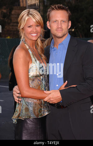 LOS ANGELES, Ca. Juli 25, 2005: Nancy O'Dell, Moderator der TV-Serie "Access Hollywood", & Ehemann Keith ZUBCHEVICH bei Party in Los Angeles auf die neue Saison auf NBC TV starten. © 2005 Paul Smith/Featureflash Stockfoto