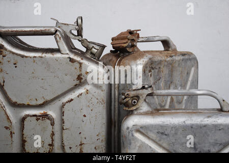 Drei grauen Kanister mit Benzin Benzin oder Diesel, metallbuchse Stockfoto