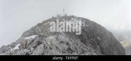 Kletterer in einem bewölkten Tag ruht auf dem Sass de Peiterkofel Peak, ein Berg in den Dolomiten Stockfoto