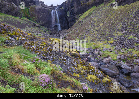 Kleiner Wasserfall im Osten von Island Stockfoto