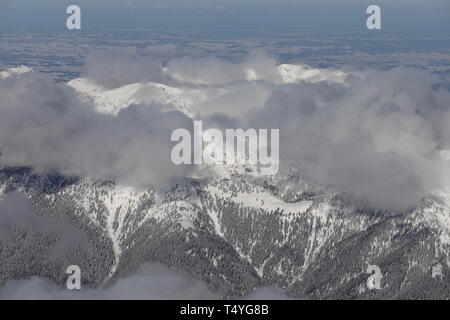 Blick von der winterlichen Zugspitze auf die Gipfel der Alpen und das Flachland im Norden. Stockfoto