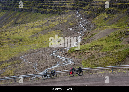 Fahrräder neben Sveinsstekksfoss Wasserfall namens auch Nykurhylsfoss in der Nähe von Djúpivogur Stadt im Osten von Island Stockfoto