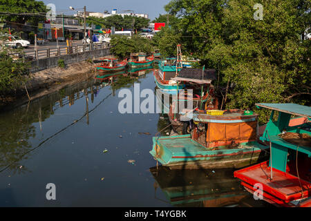 Fischerboote in verschiedenen Farben auf einem ruhigen kleinen Fluss, in dem kleinen Fischerdorf Schinken Ninh auf der Insel Phu Quoc, Vietnam. Stockfoto