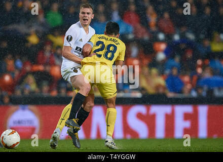 VALENCIA, Spanien - 18. April: Antonio Latorre Grueso Lato (L) von Valencia CF steht für die Kugel mit Manuel Morlanes von Villarreal CF während der UEFA Europa League Viertelfinale Rückspiel Match zwischen Valencia und Villarreal am Estadi de Mestalla am 18. April 2019 in Valencia, Spanien. (Foto von David Aliaga/MB Medien) Stockfoto