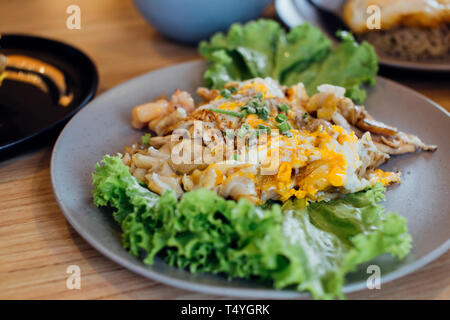 In der Nähe von Chinesischen beeinflusst Thai fried Nudelgericht rühren, gebratene Nudeln mit Huhn. Es heißt Kuaitiao khua Kai in Thai. Stockfoto
