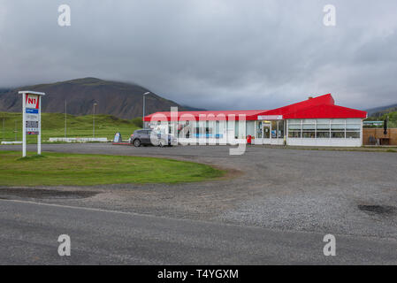 N1-Tankstelle in der Nähe von Höfn Stadt in Island Stockfoto