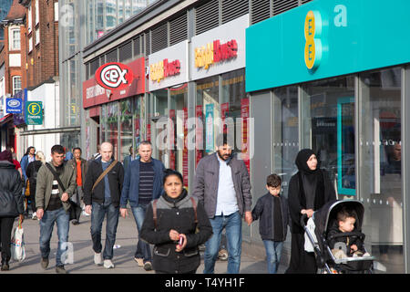 Fußgänger entlang der Geschäfte auf der High Road, Wembley Stockfoto