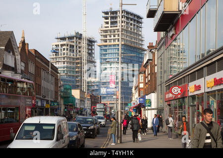 High Road, Wembley. Geschäfte im Vordergrund und den Bau von Wohnungen in den Hintergrund. Die Straße ist auch namens Harrow Road Stockfoto
