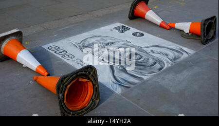 Trafalgar Square, London, UK. Chalk street art der ehemaligen Sänger der Prodigy Keith Flint, der im März 2019 starb. von Gavin Crilly Fotografie, KEIN VERKAUF, keine SYNDICATION Kontakt Für weitere Informationen Mob: 07810638169 Web: www.pressphotographergloucestershire.de E-Mail: Gavincrilly@gmail.com am fotografischen Urheberrecht (© 2015) wird ausschließlich durch die Werke des Schöpfers aller Zeiten und Vertrieb, Syndication beibehalten oder mit der Arbeit für die zukünftige Veröffentlichung zu einem Dritten ohne Wissen des Fotografen oder Vereinbarung verstößt gegen das Urheberrecht Geschmacksmuster und Patente Act 198 Stockfoto