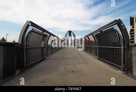 Milano Portello, neue, moderne Brücke im modernen Bereich Portello, entworfen von Architekt Gino Valle Stockfoto