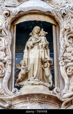 Spanien Nationales Keramikmuseum Valencia, Detail der Fassade der Jungfrau Maria, Palast Valencia Spanien Marqués de dos Aguas, Statue der Jungfrau Maria Stockfoto