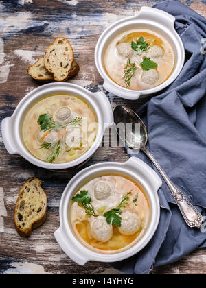 Gemüsesuppe mit Fleischbällchen. Kohl, Kartoffeln, Karotten und Frikadellen. Vertikaler Dampfstoß Stockfoto