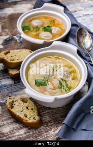 Vertikaler Gemüsesuppe mit Fleischbällchen. Kohl, Kartoffeln, Karotten und Frikadellen. Stockfoto