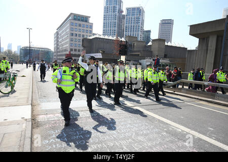Polizisten kommen an der Waterloo Bridge, London, Aussterben Rebellion Demonstranten weiter zu protestieren. Stockfoto