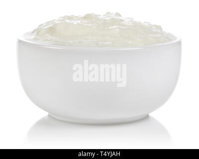 Joghurt in eine Schüssel auf weißem Hintergrund Stockfoto