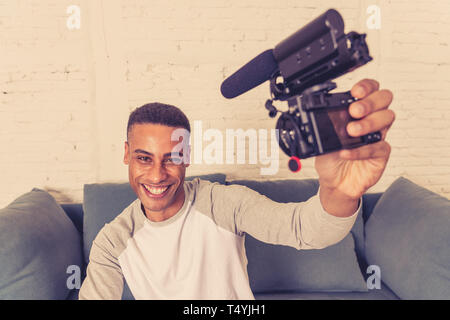 Life style Porträt der jungen glücklich männlichen Blogger auf dem Kameradisplay Dreharbeiten ein Video Tutorial für das Internet. Tausendjährigen Menschen, neue Mode und moderne Stockfoto