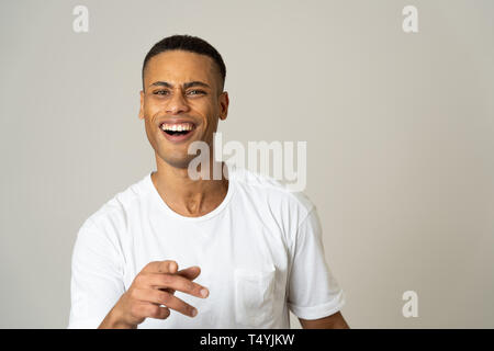 Portrait von Stattlichen schockiert afrikanische amerikanische Mann hören gute Nachrichten oder in großen Erfolg mit überrascht und glücklich. Die freundlichen Gesten. F Stockfoto