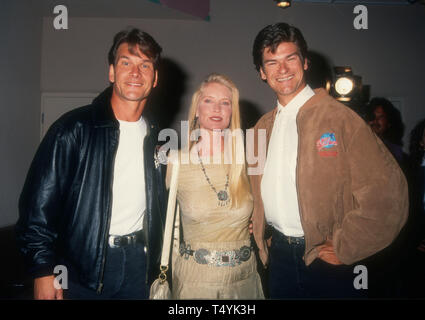 Phoenix, Arizona, USA 27 März 1994 Schauspieler Patrick Swayze, Lisa Niemi Frau Schreiber und sein Bruder Don Swayze nehmen an der Eröffnung des Planet Hollywood Phoenix am 27. März in Phoenix, Arizona, USA 1994. Foto von Barry King/Alamy Stock Foto Stockfoto