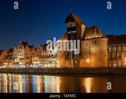 Altstadt in Danzig, Polen in der Nacht. Riverside mit dem berühmten Krantor und Stadt Reflexionen im motlava River. Stockfoto