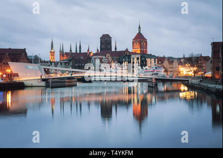 Nacht Blick auf die Altstadt von Danzig. City lights Reflexion in der Mottlau. Stockfoto