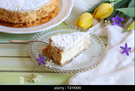 Hausgemachte süße Konzept. Köstliche Blätterteigkuchen mit Chantilly Sahne. Stockfoto