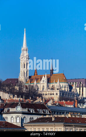 Blick auf die Matthiaskirche und die Fischerbastei Fischer in Budapest, Ungarn Stockfoto