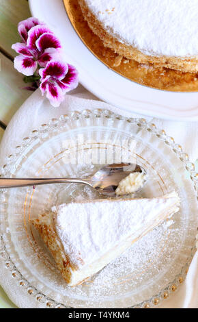 Hausgemachte süße Konzept. Köstliche Blätterteigkuchen mit Chantilly Sahne. Stockfoto