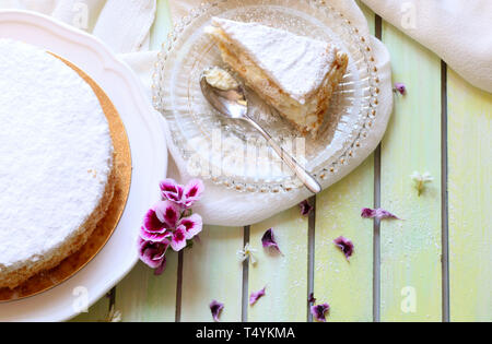 Hausgemachte süße Konzept. Köstliche Blätterteigkuchen mit Chantilly Sahne. Stockfoto