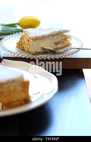 Hausgemachte süße Konzept. Köstliche Blätterteigkuchen mit Chantilly Sahne. Stockfoto