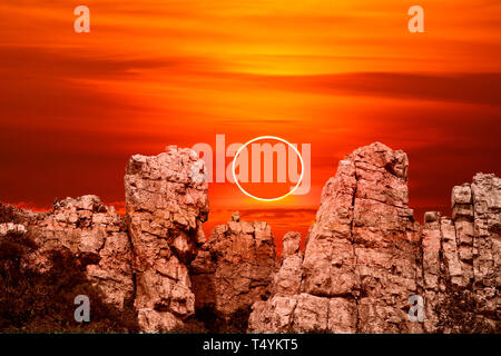 Ringförmige Finsternis über Stein auf Stein von Cliff Stockfoto