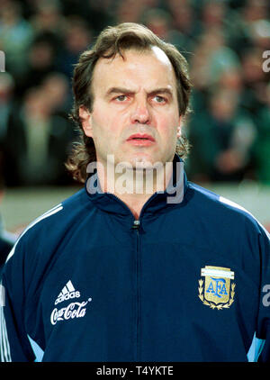 Gottlieb Daimler Stadion Stuttgart, 17.4.2002, Fußball: Internationale freundlich, Deutschland (schwarz) vs Argentinien (blau) 0:1------- Trainer Marcelo BIELSA, Argentinien Stockfoto