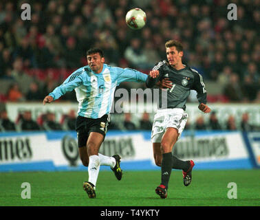 Gottlieb Daimler Stadion Stuttgart, 17.4.2002, Fußball: Internationale freundlich, Deutschland (schwarz) vs Argentinien (blau) 0:1------- Walter SAMUEL (ARG), Miroslav Klose (GER) Stockfoto