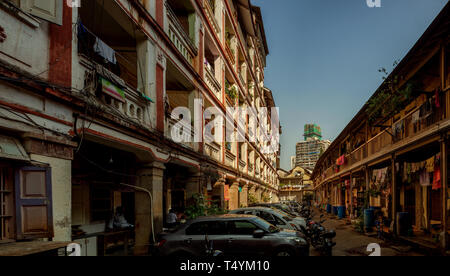 04-Nov-2018 - altes Haus, 4-stöckigen Chawl Kultur Swami Samarth Nagar Mugbhat Lane Thakurdwar Mumbai Maharashtra INDIEN Stockfoto