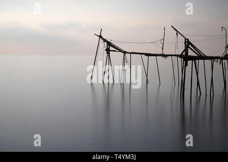 Ein traditionelles Pier bekannt als dalyan, Türkische in Tekirdag, Türkei für alte Methode angeln. Stockfoto