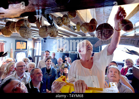 Pub Mitarbeiter Margaret Utteridge, 74, die bei der Bell Inn, Hohe Straße, Horndon gearbeitet hat - auf dem Hügel, Essex seit 1984, hängt ein Hot Cross bun von einen Balken, eine Tradition im Inn seit 1906 wurde. Stockfoto